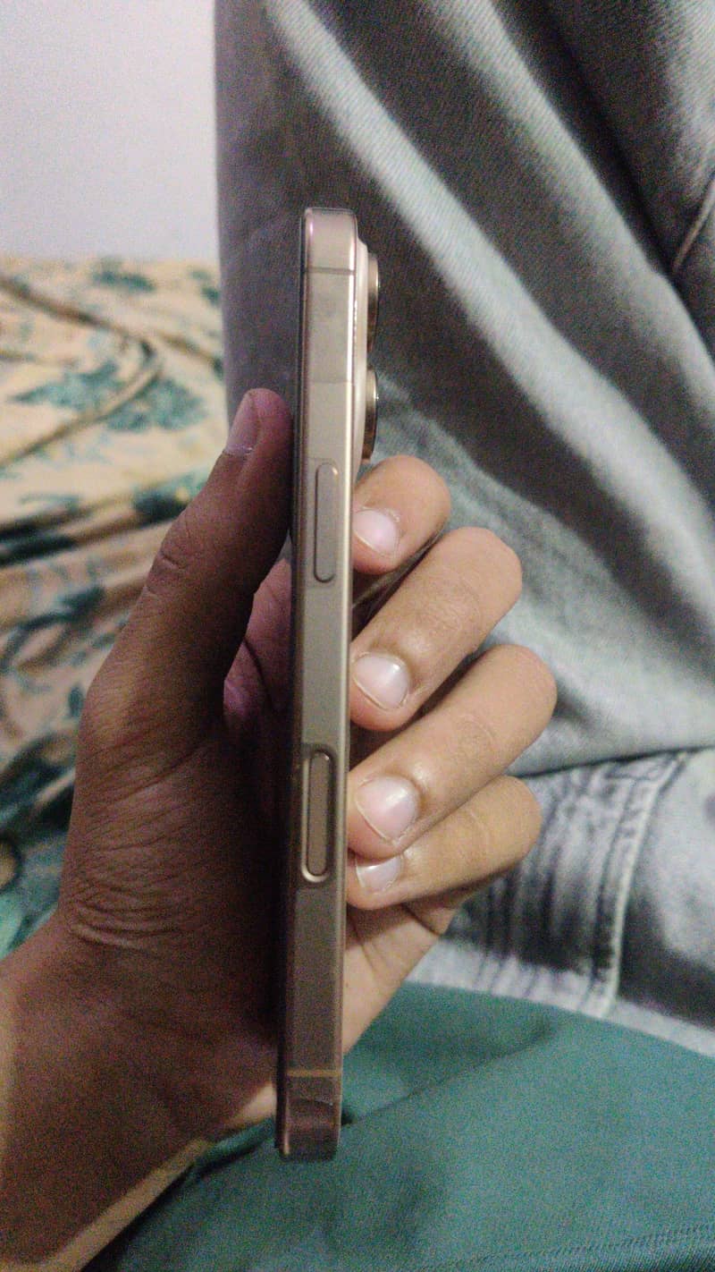 Apple iPhone 16 Pro 2