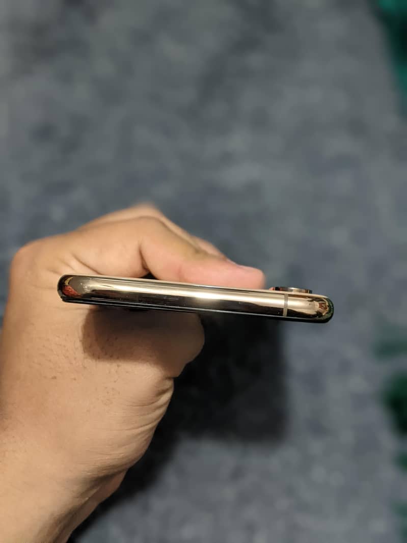 Apple iPhone XS Max 4