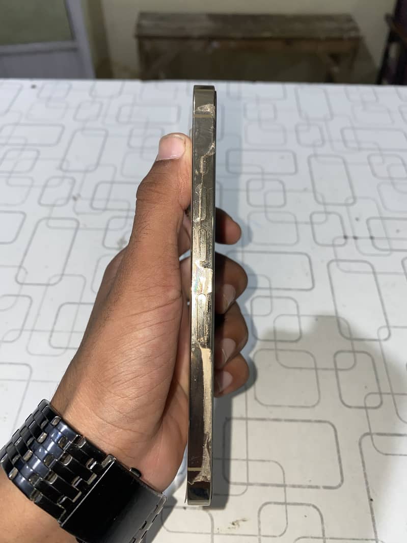 Apple iPhone 13 Pro 4