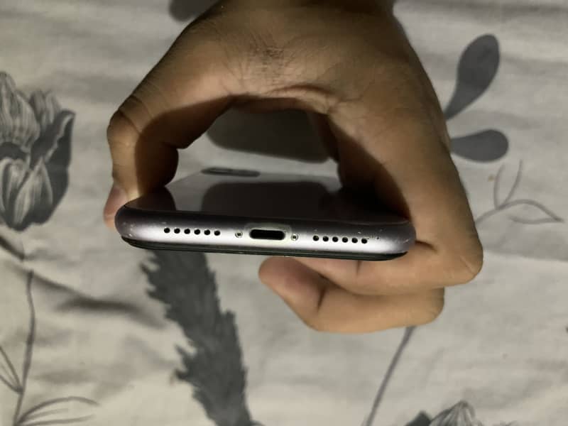 Apple iPhone 11 4