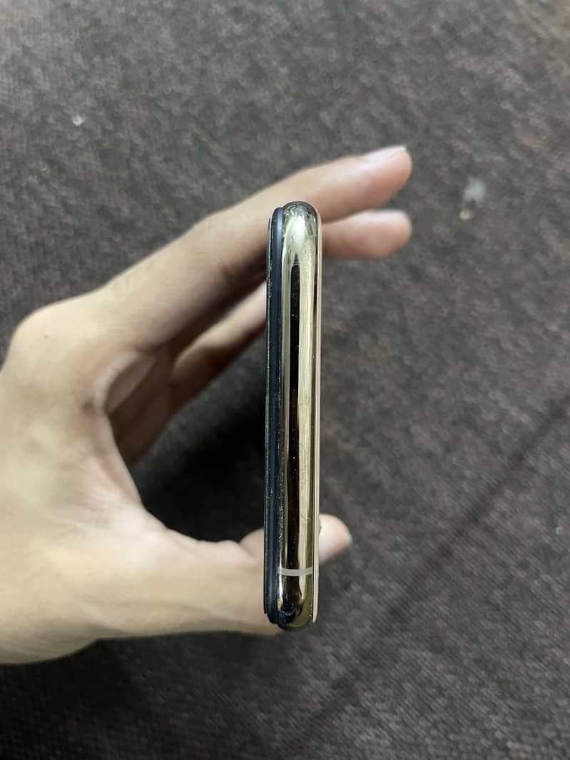 Apple iPhone XS Max 3