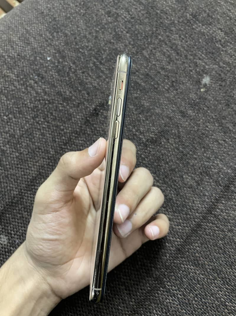 Apple iPhone XS Max 4