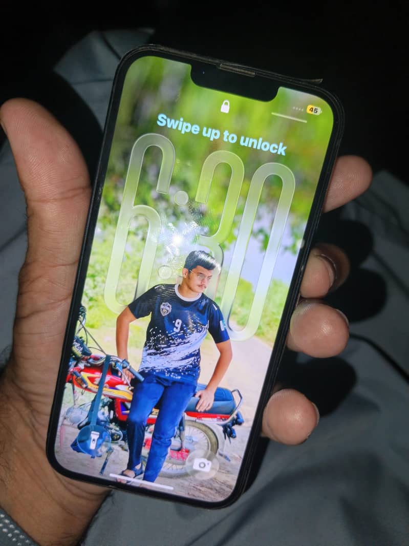 Apple iPhone 13 4