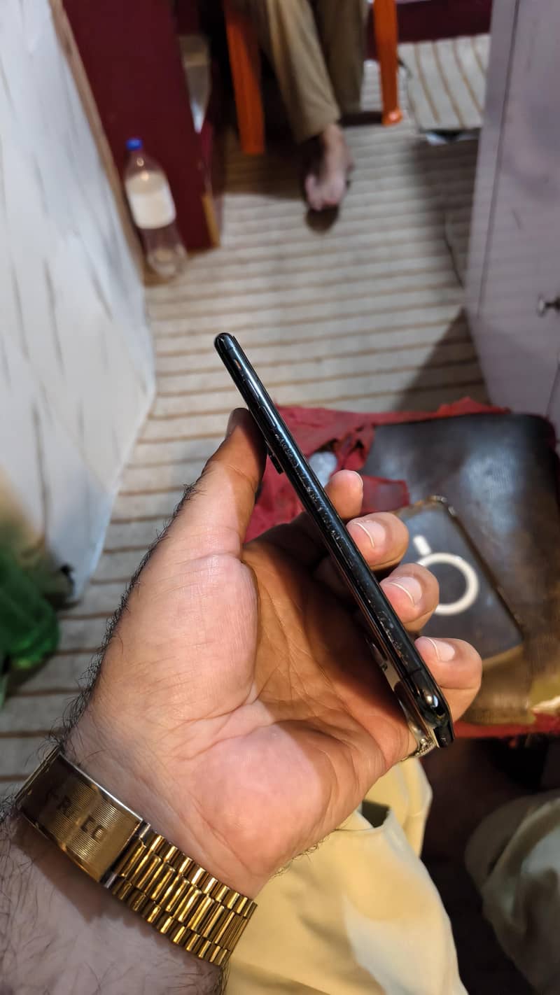 Apple iPhone XS Max 3