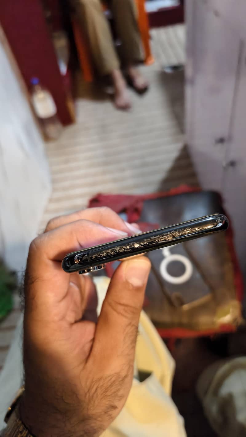 Apple iPhone XS Max 4