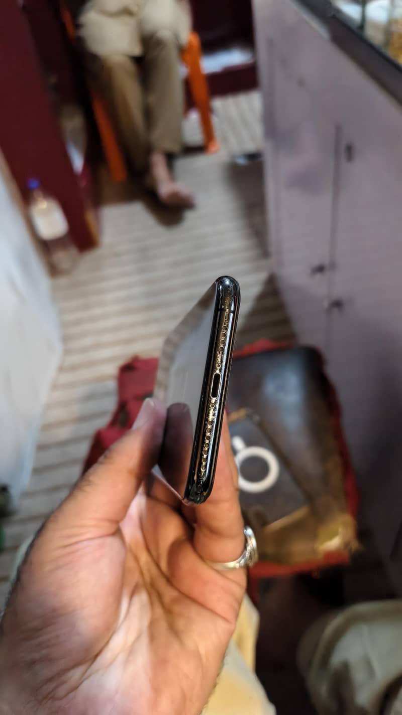 Apple iPhone XS Max 5