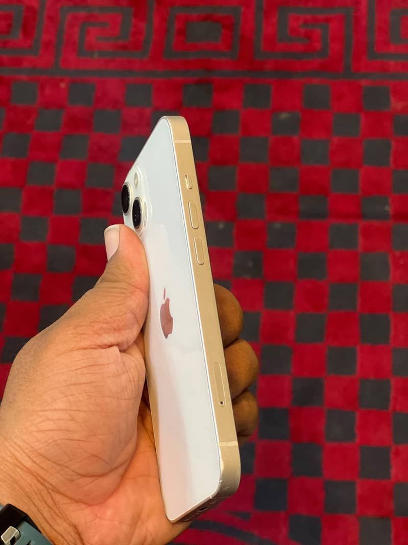 Apple iPhone 13 2