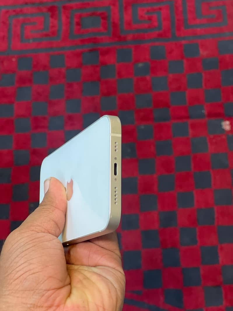 Apple iPhone 13 4