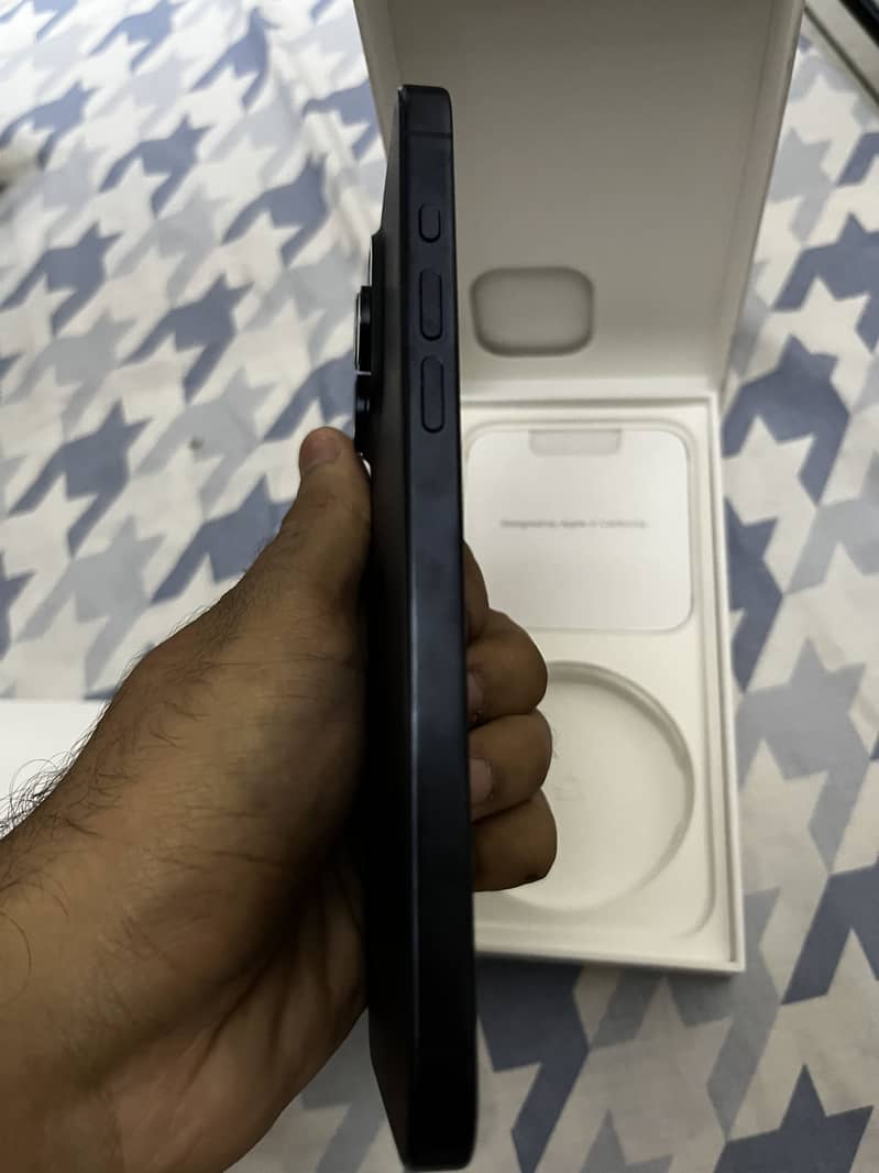 Apple iPhone 15 Pro Max 3