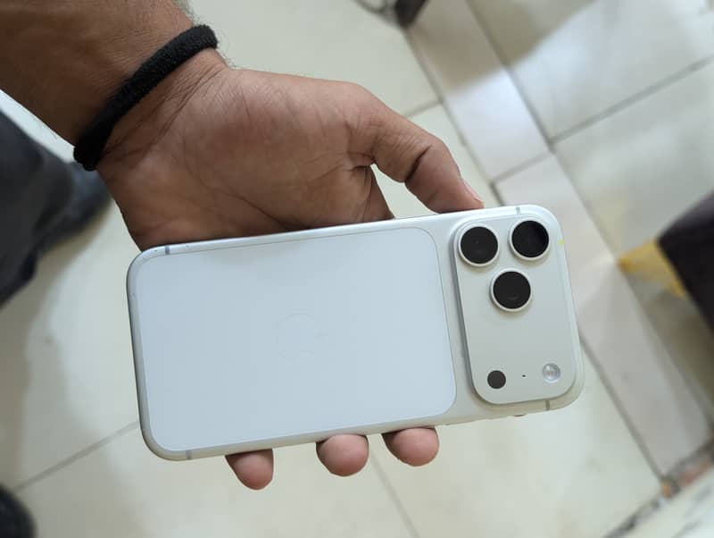 Apple iPhone 17 Pro Max 4