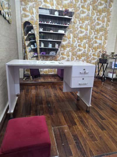 office table/study table / Nails table for sale