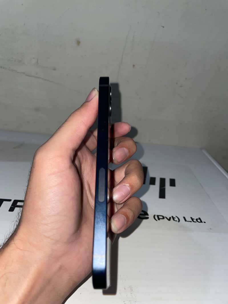 Apple iPhone 12 4