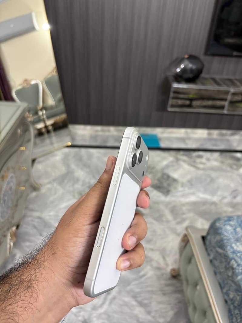 Apple iPhone 17 Pro Max 3
