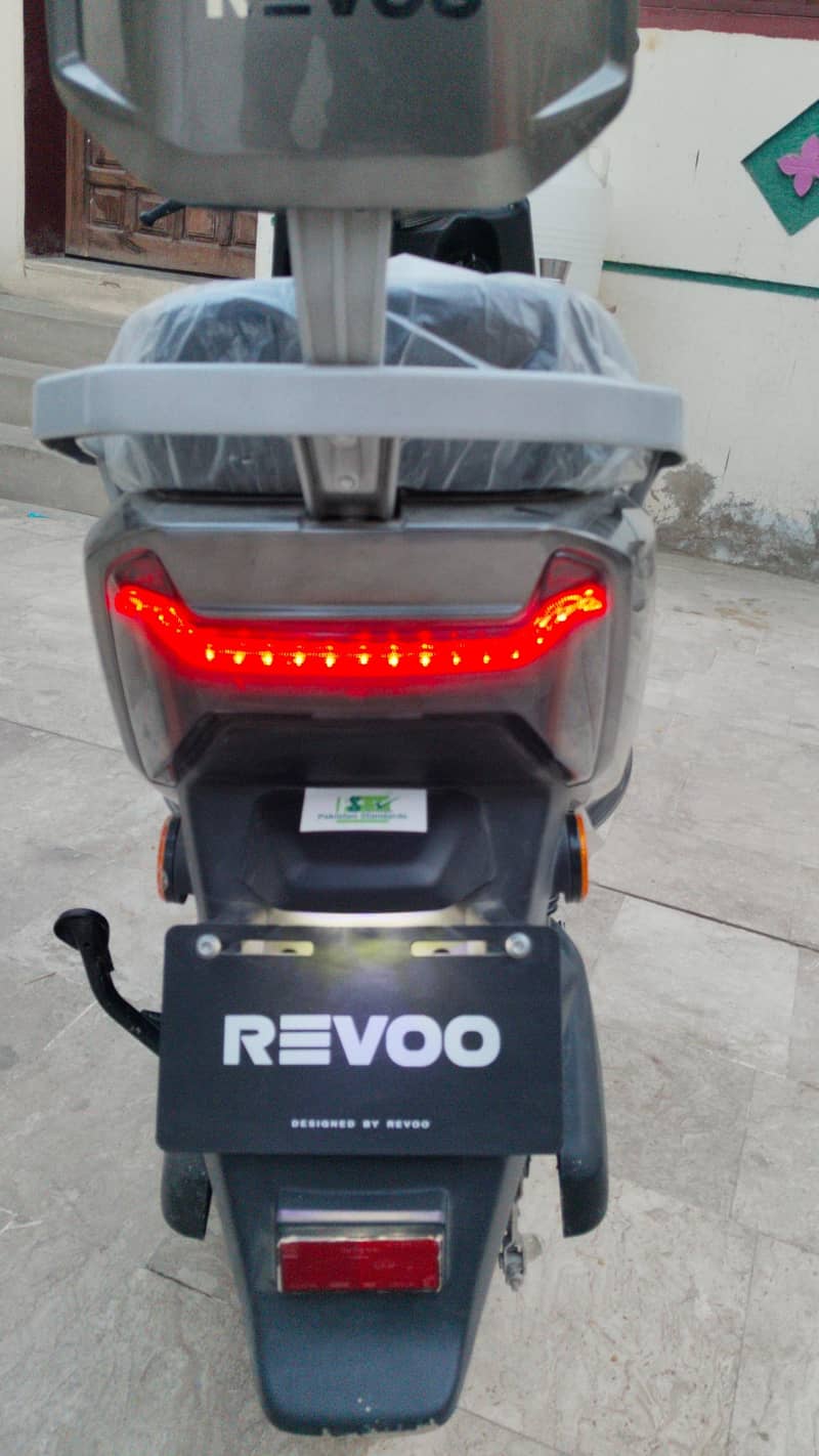 REVOO A12 2