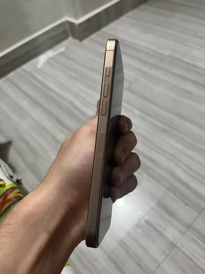 Apple iPhone 16 Pro Max 2