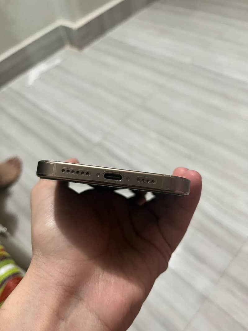 Apple iPhone 16 Pro Max 4