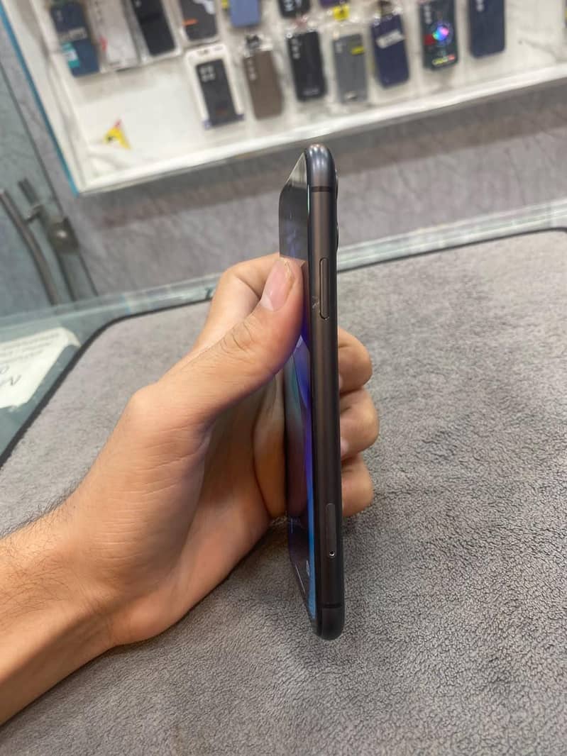 Apple iPhone 11– Good Condition 1