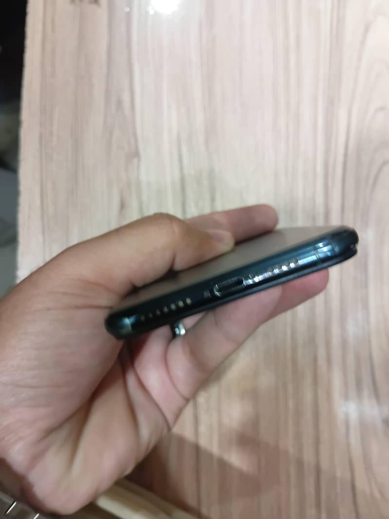 Apple iPhone 11 Pro Max 4