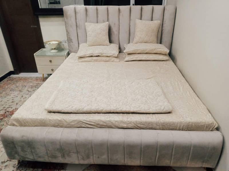 Bed set / Chester / Console / Sofa / Decor items 18