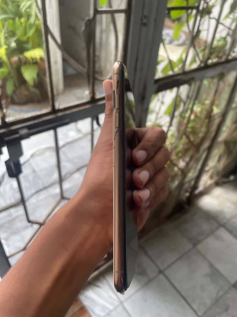 Apple iPhone XS Max 4