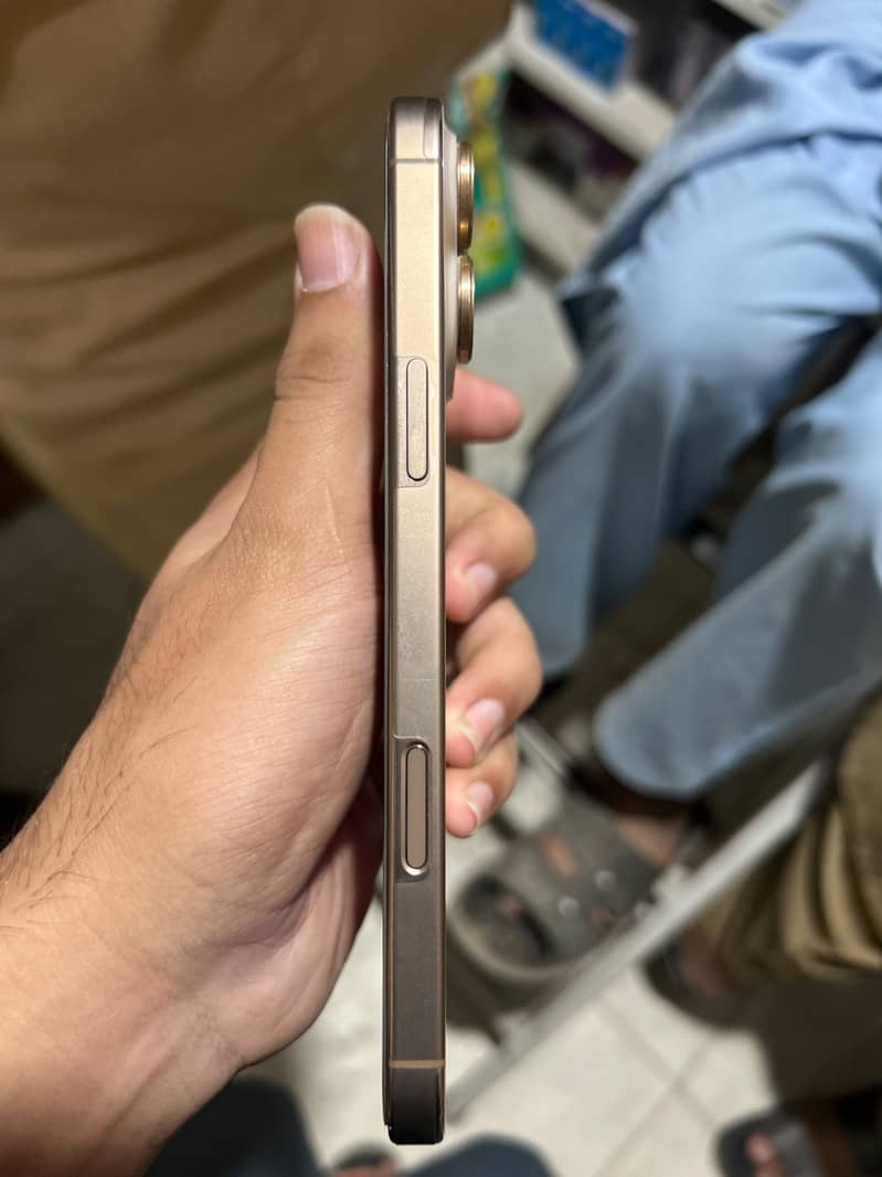 Apple iPhone 16 Pro Max 2