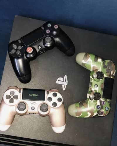 PS4 pro 1tb all ok 4 controllers. 4 cds.