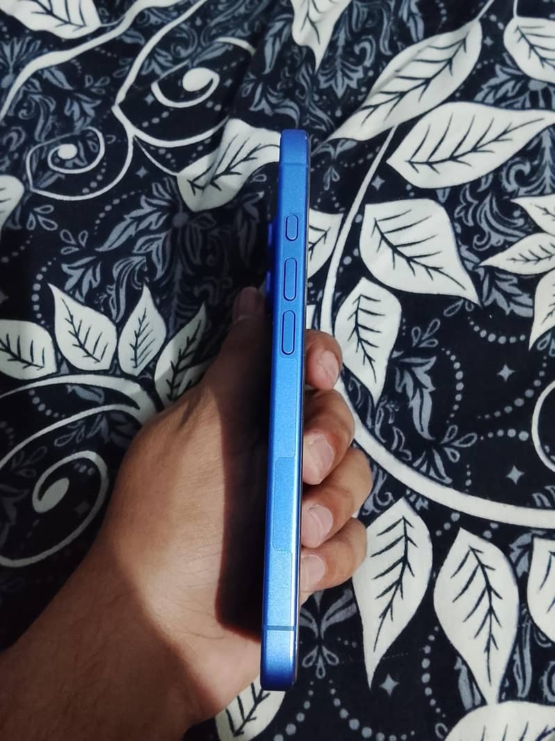 Apple iPhone 16 3