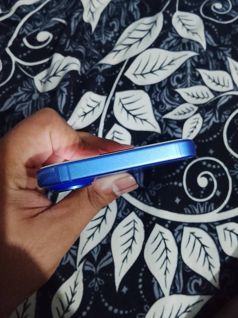 Apple iPhone 16 4