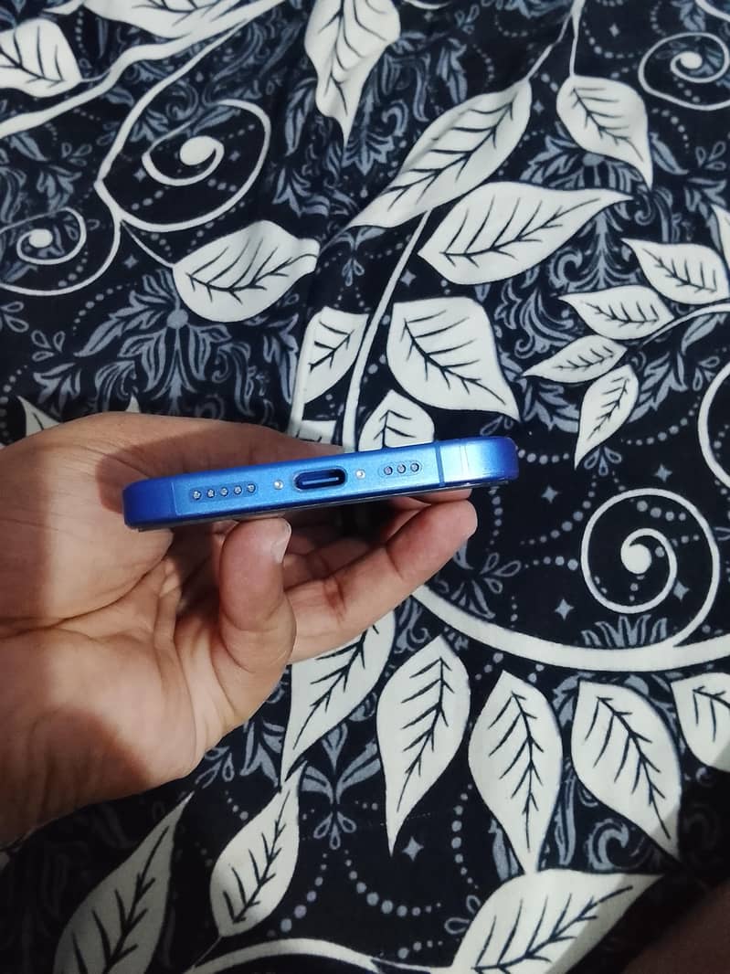 Apple iPhone 16 5