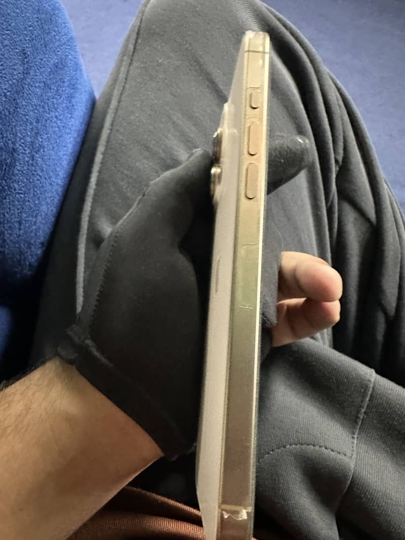 Apple iPhone 16 Pro Max 4