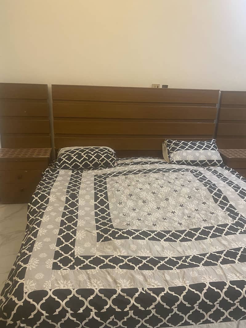Bed with dressing tables 0