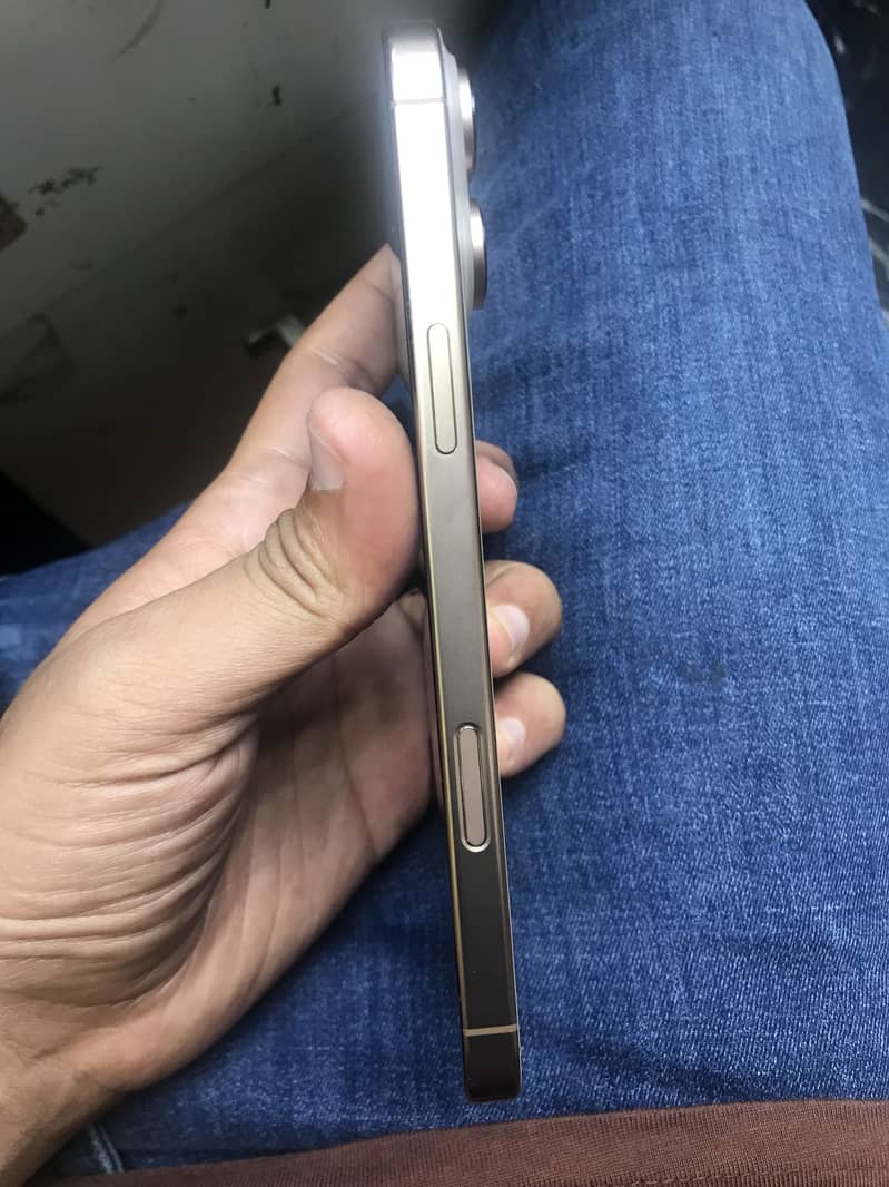 iPhone 16 Pro Max 1