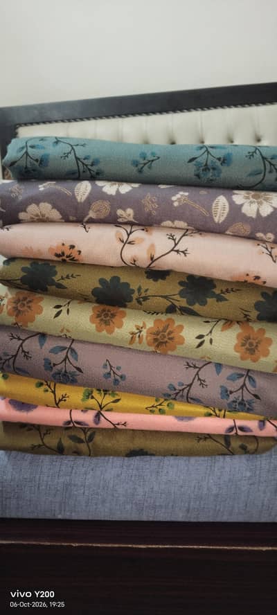unstitched clothes ki variety hamare pass maujud hai
