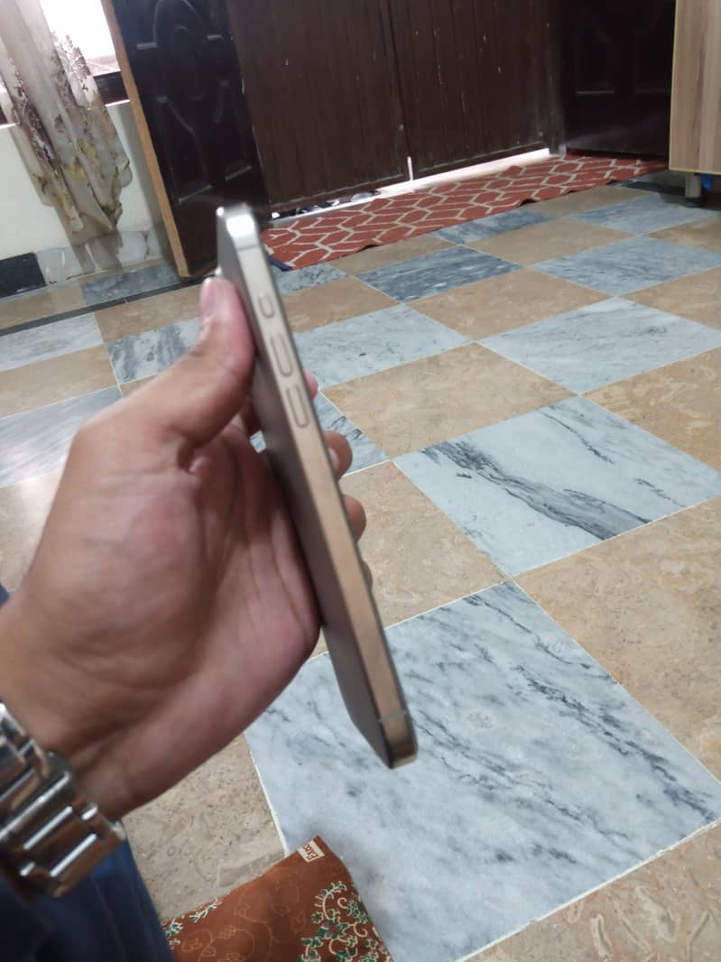 Apple iPhone 15 Pro Max 2