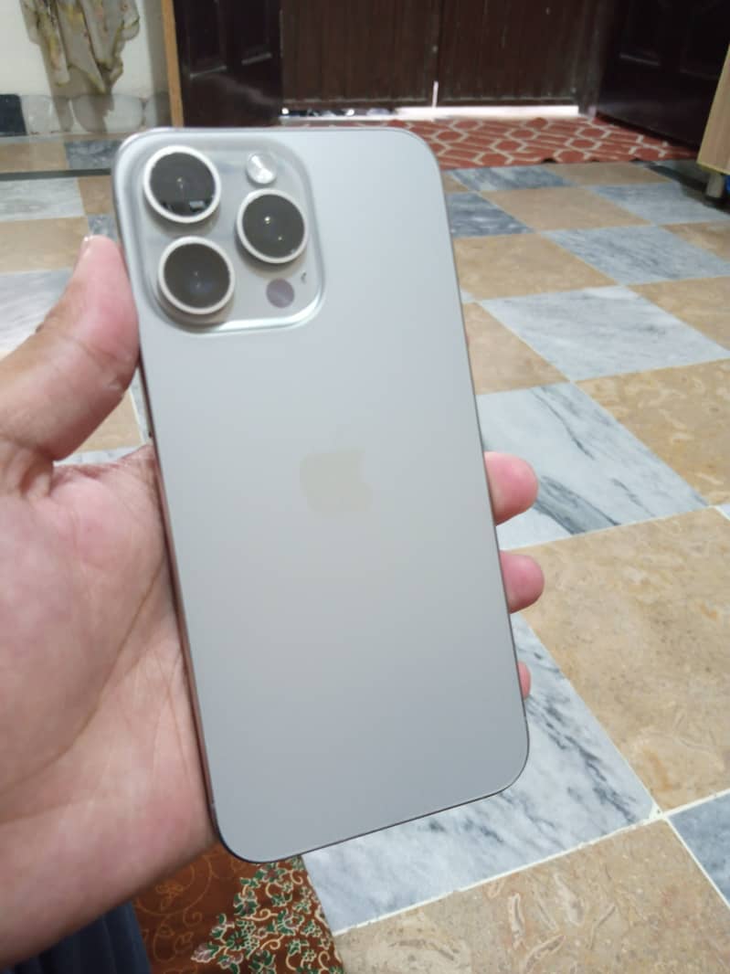 Apple iPhone 15 Pro Max 3