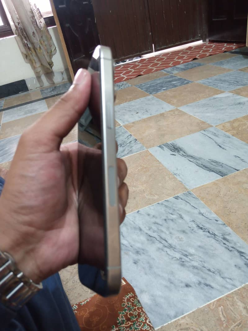 Apple iPhone 15 Pro Max 4