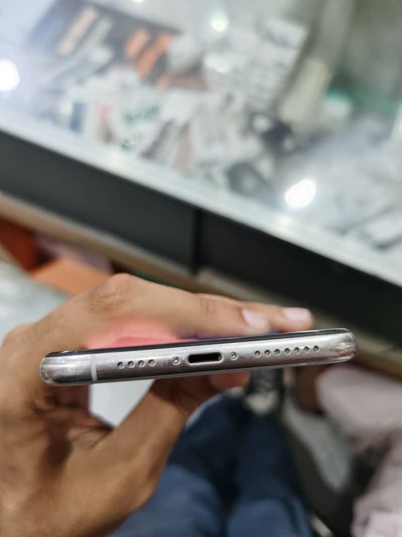 Apple iPhone XS Max 3