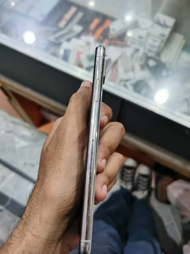 Apple iPhone XS Max 4