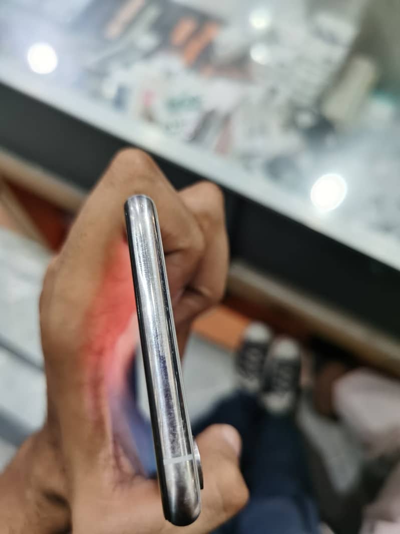 Apple iPhone XS Max 5