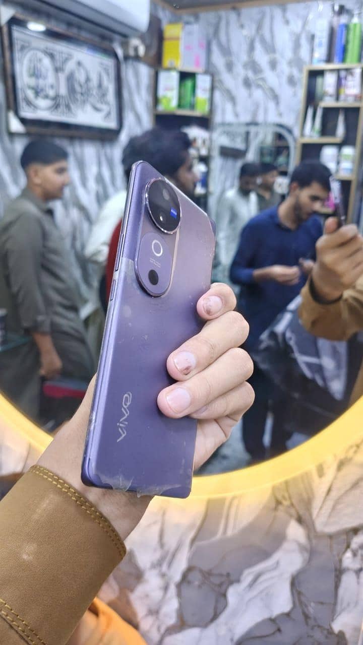 Vivo V40 4