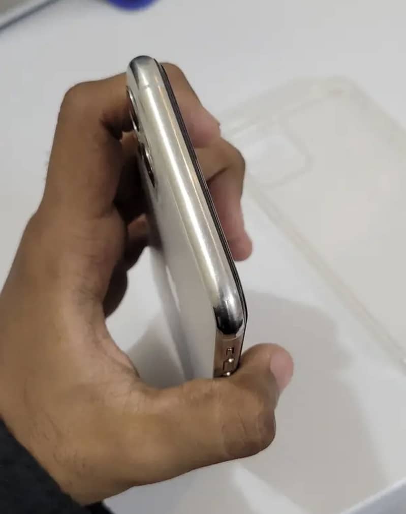 iPhone 11 Pro Max 4