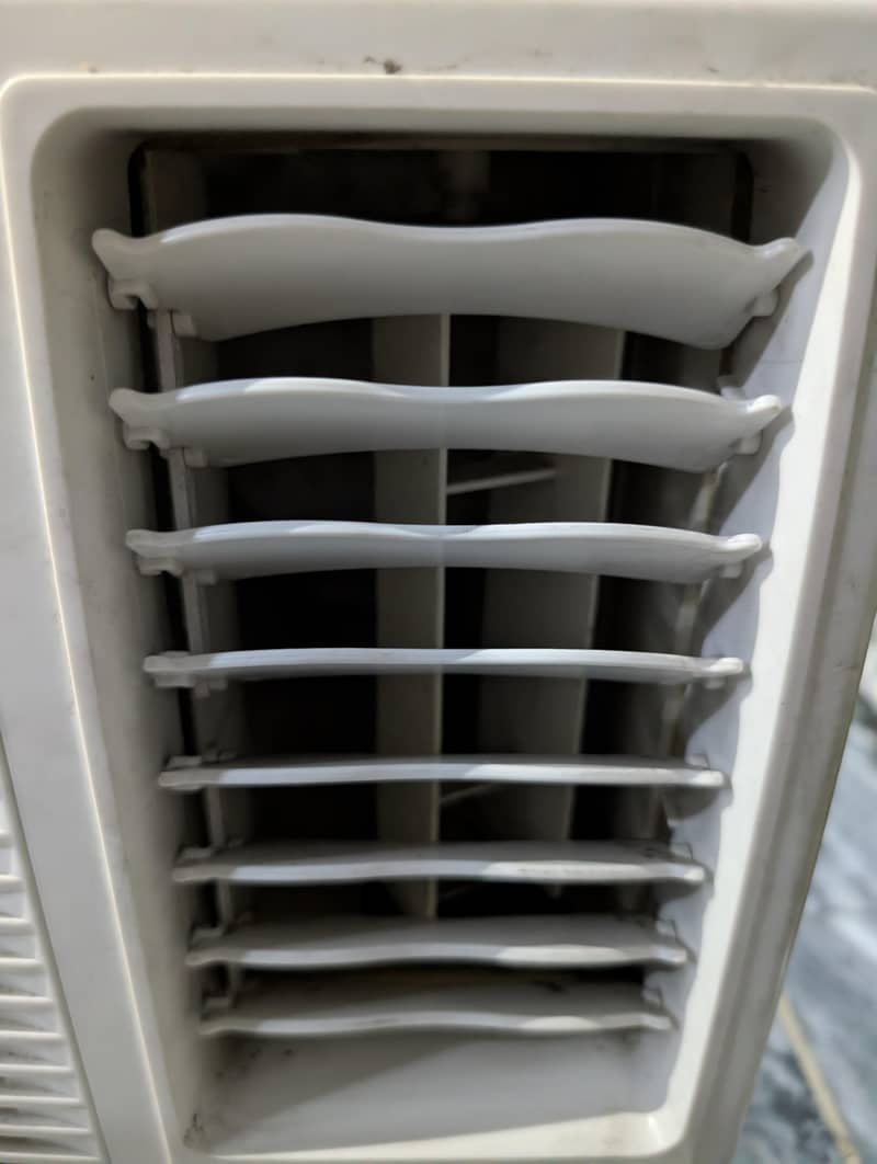 Midea Window AC 0.75 Ton 1