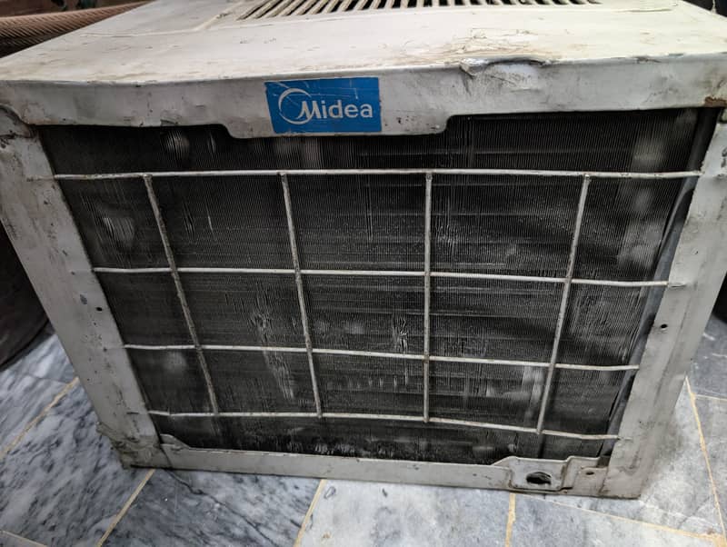 Midea Window AC 0.75 Ton 4