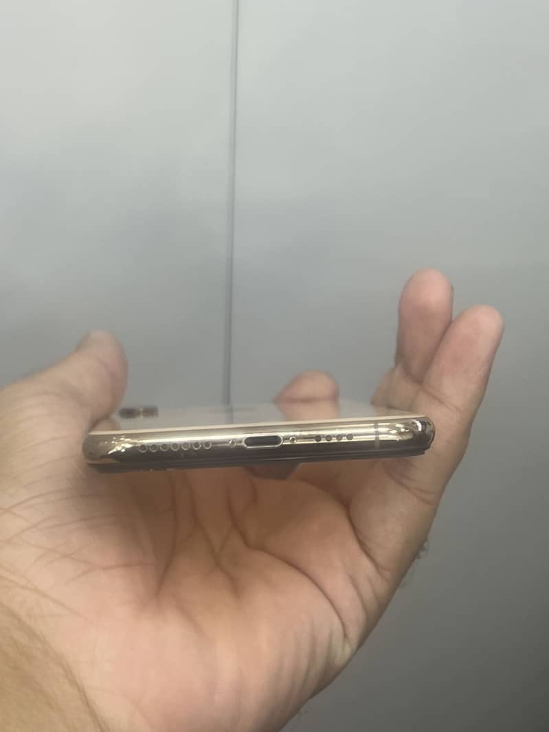 Apple iPhone XS Max 4