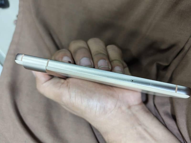 Google Pixel 8 4