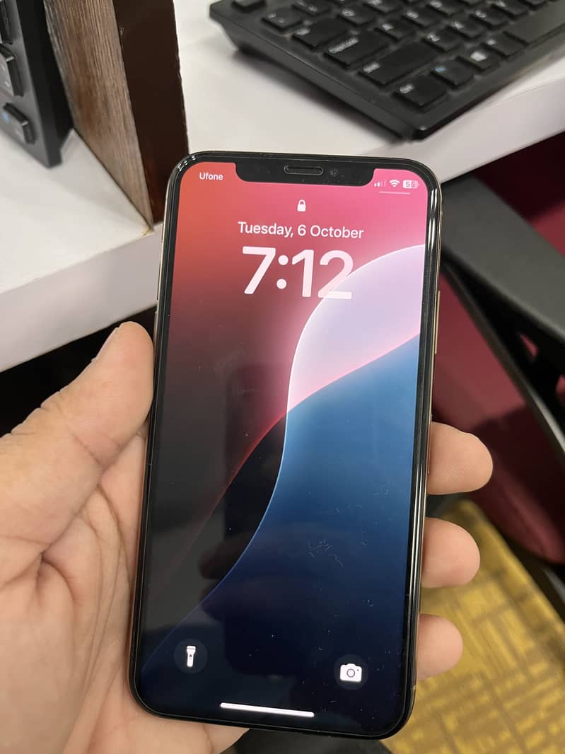 Apple iPhone XS 4