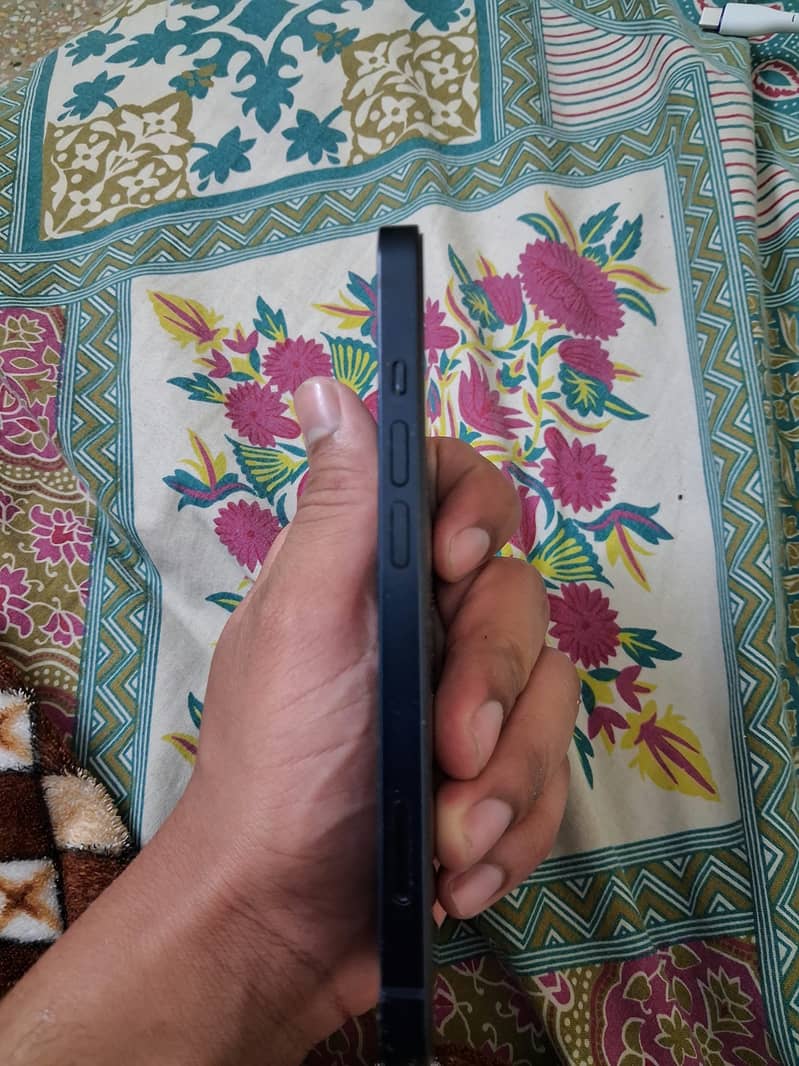 Apple iPhone 13 4