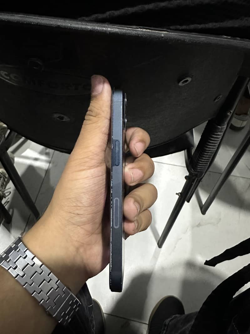 Apple iPhone 13 2