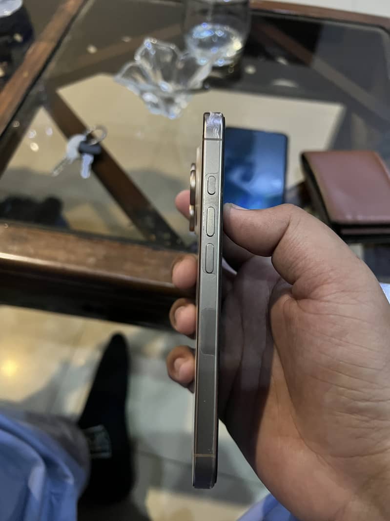 Apple iPhone 16 Pro 2