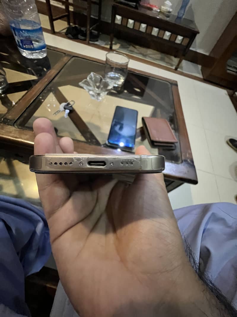 Apple iPhone 16 Pro 4